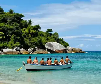 As Melhores Praias Acessíveis de Barco em Arraial do Cabo