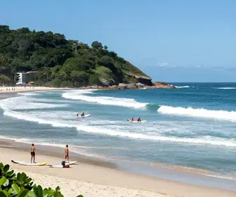 Aventura e Surf na Praia Grande de Arraial do Cabo