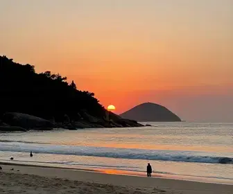 Desfrute do Pôr do Sol na Praia Grande em Arraial do Cabo