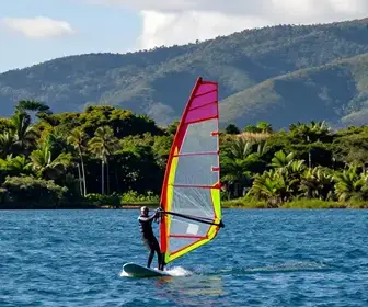 Explore o Windsurf na Lagoa de Araruama: Dicas e Experiências Imperdíveis