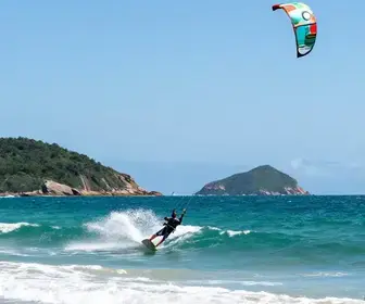 Kitesurf na Ponta da Alcaíra: Aventura nas Águas de Arraial do Cabo Kitesurf na Ponta da Alcaíra: Aventura nas Águas de Arraial do Cabo